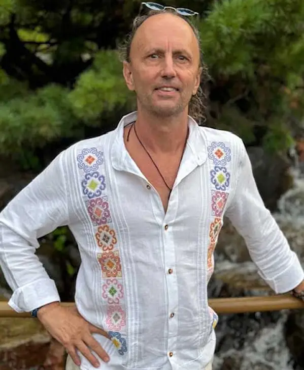 Dr. Dave Tuck and Miranda Stoll sitting on a bench in a park